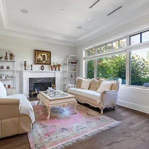 Holiday home Elegant Spacious Retreat Modern Amenitie, Vancouver