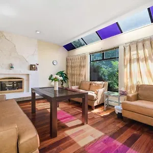 Homestay Stylish & Central Retreat - Steps From Local Attractions!, Vancouver